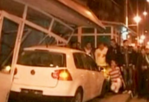 Târgu Jiu: Un şofer începător a intrat cu maşina într-un chioşc