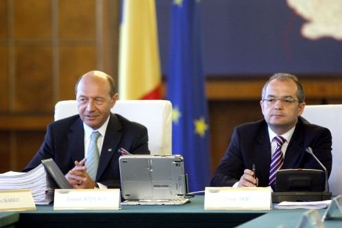 Traian Băsescu participă la şedinţa de Guvern în care se discută varianta finală a Legii salarizării 
