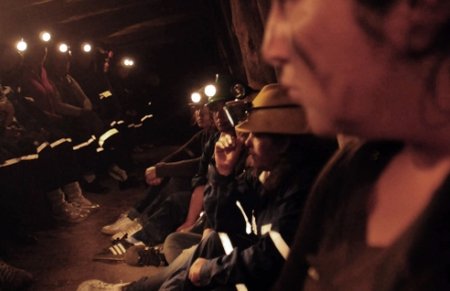 Un grup de femei protestează într-o mină dezafectată din Chile 