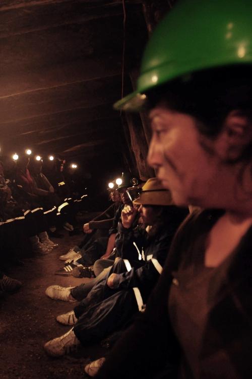 Un grup de femei protestează într-o mină dezafectată din Chile  82094