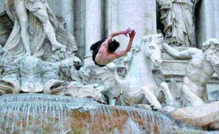 Un român care a făcut sărituri spectaculoase în Fontana di Trevi, amendat cu 160 de euro