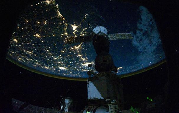 Imagini spectaculoase din spaţiu, pe contul de Twitter al unui astronaut american  82167