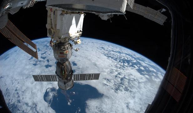 Imagini spectaculoase din spaţiu, pe contul de Twitter al unui astronaut american  82169