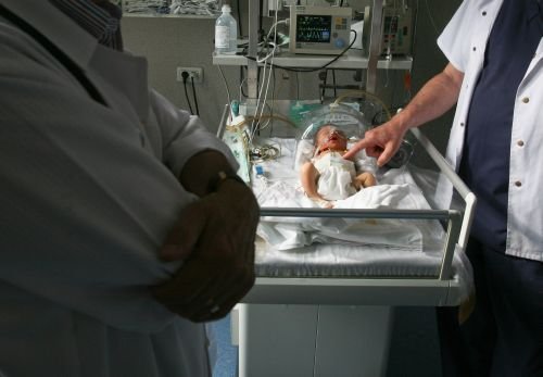 Gemeni născuţi prematur, lăsaţi nouă zile fără incubator într-un spital din Câmpulung Muscel