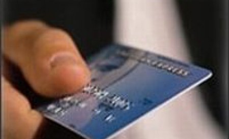Românii folosesc din ce în ce mai mult cardul pentru plăţile la comercianţi