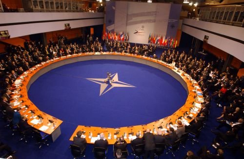 Traian Băsescu participă la summitul NATO de la Lisabona. Evenimentul se anunţă unul cu proteste