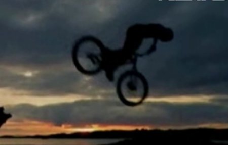 Un britanic face acrobaţii spectaculoase cu bicicleta