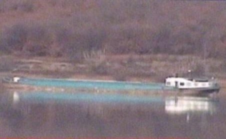 Navă cu 950 de tone de porumb, eşuată pe malul sârbesc al Dunării
