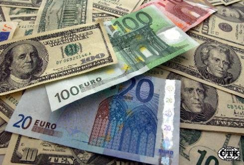 Euro, la minimul ultimelor şapte săptămâni faţă de dolar, din cauza crizei din zona euro
