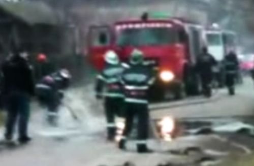 Pompieri amatori în Carei: Casa arde, iar apa se scurge pe trotuar