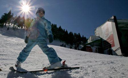 S-a deschis sezonul de schi: În masivul Postavaru, stratul de zăpadă măsoară 20 de centimetri