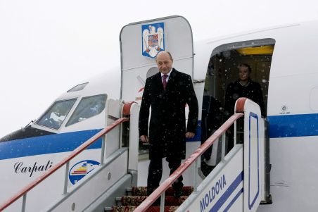 Băsescu apelează la Tarom pentru zborurile oficiale. Romavia, într-o situaţie financiară dificilă
