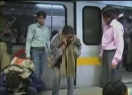 India. Adolescenţi, luaţi la bătaie de femei în metrou pentru că s-au aşezat pe locurile lor