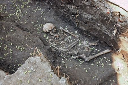 Cavouri cu 40 de schelete umane, vechi de 400 de ani, descoperite în Piaţa Universităţii