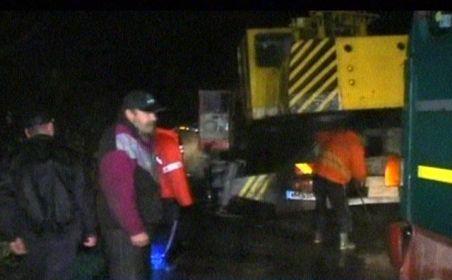 Mehedinţi. Microbuz cu şase poliţişti de frontieră, lovit în plin de buşteni căzuţi dintr-un camion