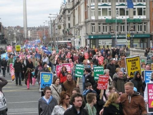 Mii de irlandezi, echivalentul a milioane în Franţa, protestează faţă de măsurile impuse de FMI