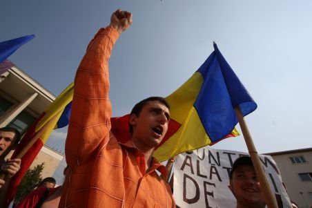 Moldova. Şcoală blocată de 200 de poliţişti, după ce mai mulţi alegători s-au strâns în faţa instituţiei
