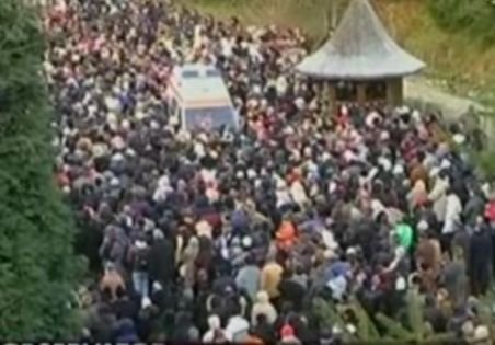 „Sfântul Ardealului“: 30.000 de pelerini, la mormântul părintelui Arsenie Boca