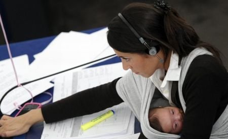 O deputată din Italia a venit cu bebeluşul la şedinţa Parlamentului European