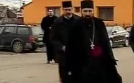 Scandal într-un sat din Braşov: Nu au lăsat preotul să intre în biserică