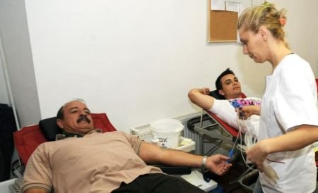 Tot mai mulţi români donează sânge ca să primească bonuri de masă 