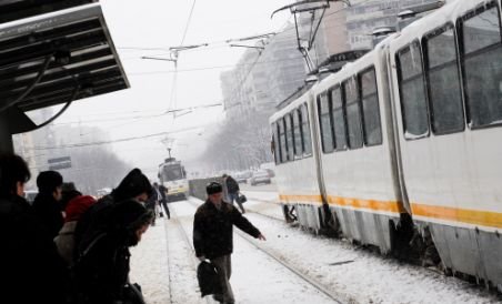 Doi directori RATB suspendaţi, după ce linia tramvaiului 41 a fost blocată din cauza gheţii