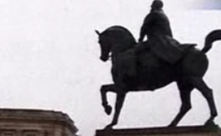 Statuia regelui Carol I din Piaţa Revoluţiei, vandalizată de 1 Decembrie