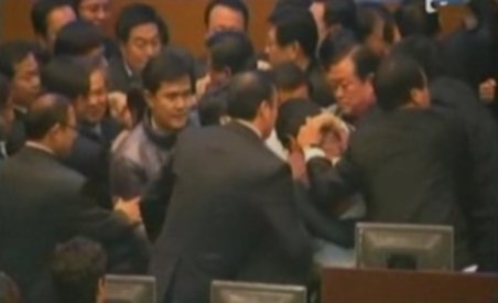 Dispută rezolvată cu pumnii de parlamentari sud-coreeni