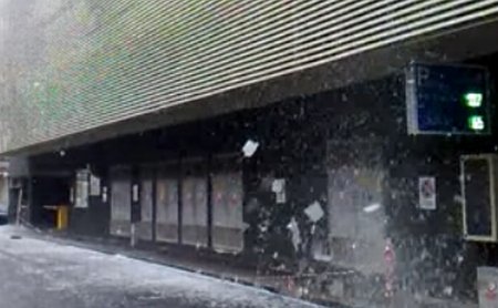 Pericol în centrul Capitalei: Cade gheaţa de pe magazinul Cocor