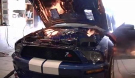 Ford Mustang de 90.000 de dolari, distrus în service de mecanici inconştienţi