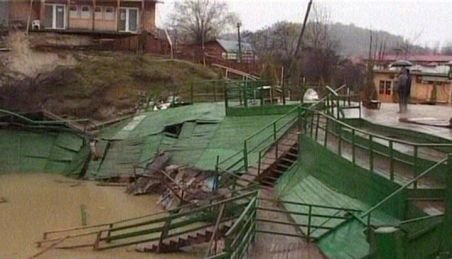 Prahova. O alunecare de teren ameninţă şapte case şi un cabinet medical