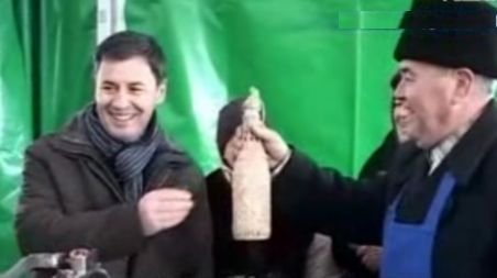 Arad. Ministrul Igaş a făcut cârnaţi la un festival culinar