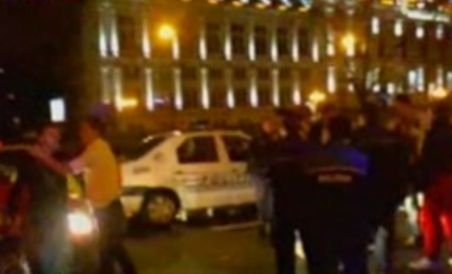 Scandal şi bătăi în centrul vechi al Capitalei: Doi tineri şi un poliţist comunitar, răniţi