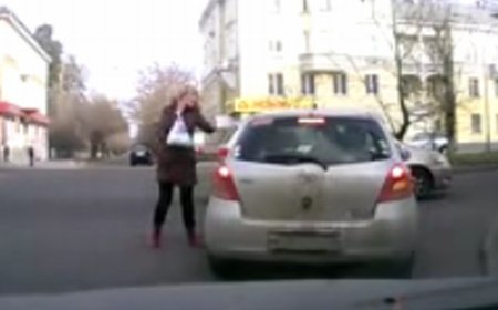 Rusia. O femeie a luat la bătaie un şofer care nu i-a acordat prioritate