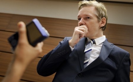 Fondatorul WikiLeaks, Julian Assange, a fost arestat: Este un atac asupra libertăţii de exprimare
