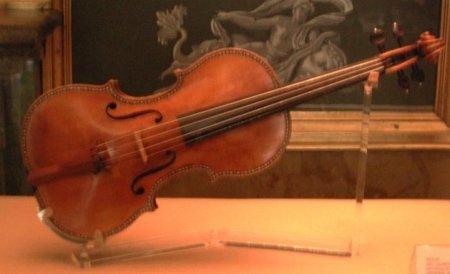Vioară Stradivarius de două milioane de dolari, furată dintr-un fast-food londonez