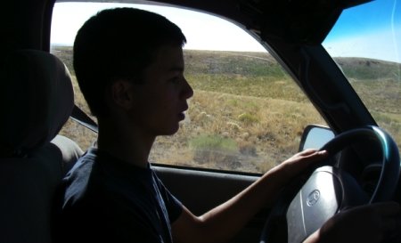 Vitezoman la 12 ani: Un băiat din SUA, prins la volanul unei maşini de teren