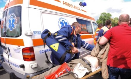 Ambulanţă care transporta o pacientă, izbită de o maşină condusă de un chinez beat