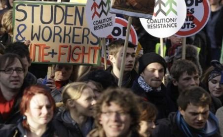 Mii de studenţi britanici protestează faţă de decizia de triplare a taxelor de studiu. Trei poliţişti au fost răniţi