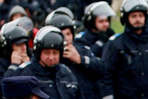 Olt: Mai mulţi poliţişti şi jandarmi au fugit în pădure de frica unor romi