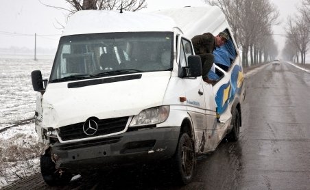 Accident cu un microbuz la Drobeta Turnu Severin: Doi morţi şi opt răniţi