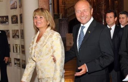 Cine minte? Soţii Băsescu au dat declaraţii diferite despre concediul maternal al Primei Doamne