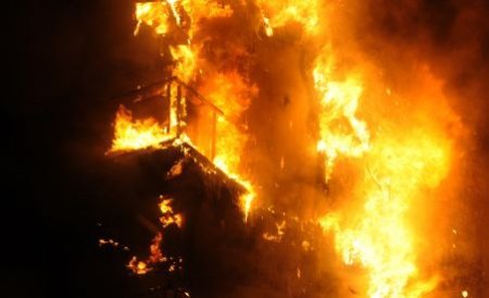 Incendiu violent în Bucureşti: Trei case şi un service auto au ars, iar două persoane au fost rănite