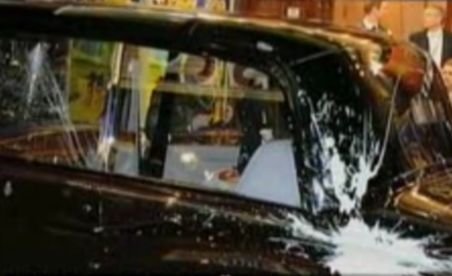 Londra. Maşina în care se aflau prinţul Charles şi soţia sa, atacată de studenţii manifestanţi