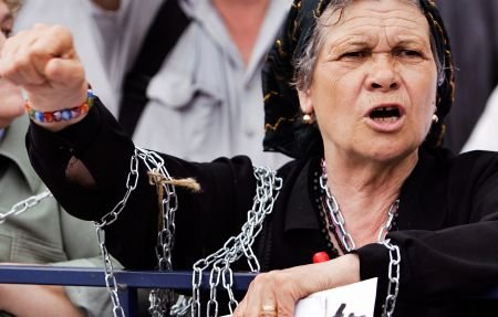 Scandal la protestul pensionarilor de la Galaţi: Soţia lui Mircea Toader i-a ameninţat pe protestatari 