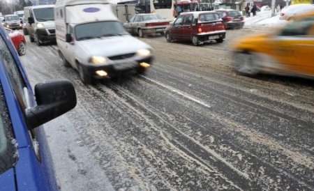 Zăpada şi ploile provoacă probleme: Drumuri blocate, gospodării inundate şi localităţi fără curent
