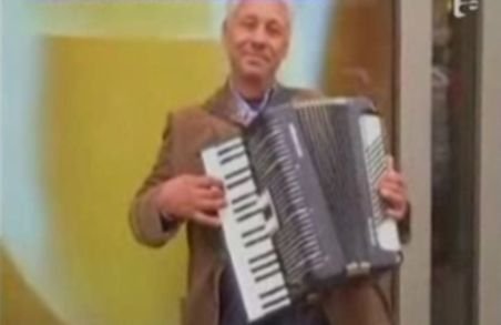 Un român îi scoate din minţi pe britanici cu melodia Jingle Bells cântată la acordeon