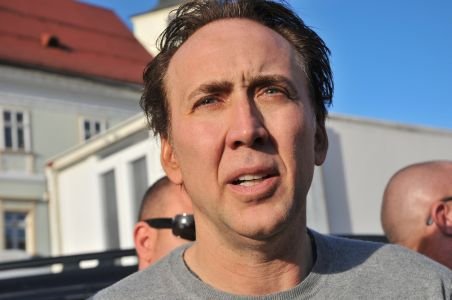 Nicolas Cage ţipă nervos şi e gata să sară la bătaie, în faţa unui club din Bucureşti