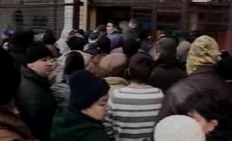 Îmbulzeală la magazinul deschis de Fisc în Capitală: 100 de oameni aşteaptă să cumpere produse ieftine