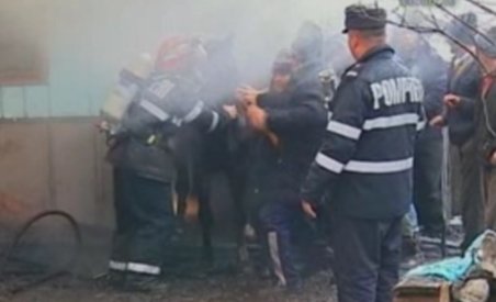 Suceava: Animale salvate dintr-un grajd în flăcări de câţiva pompieri curajoşi